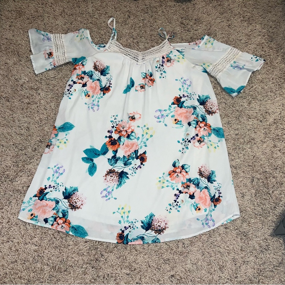 Size xl floral cold shoulder bell sleeves with adjustable straps. Fully lined.